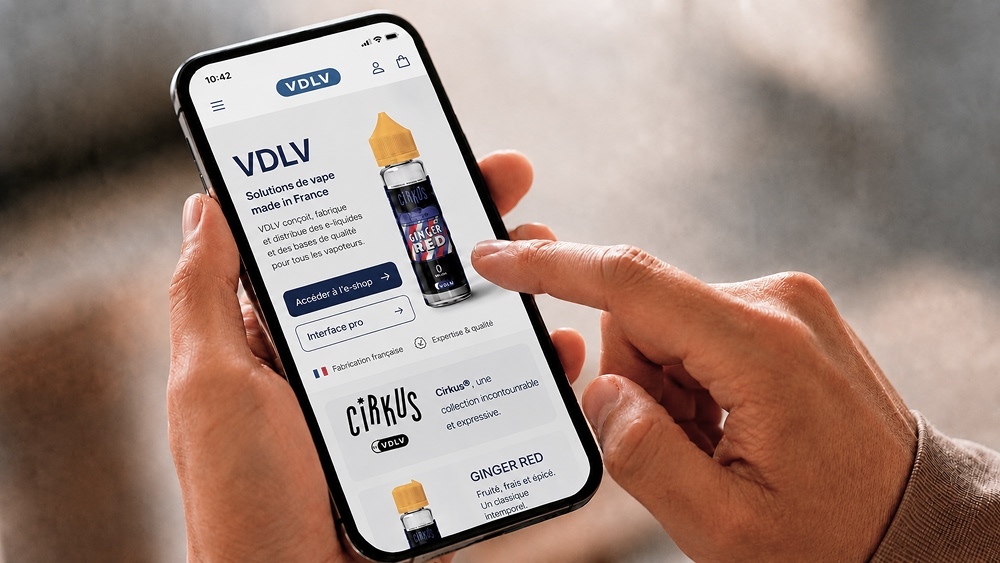 Personne naviguant sur le site VDLV depuis un smartphone, présentant les e-liquides français Cirkus.